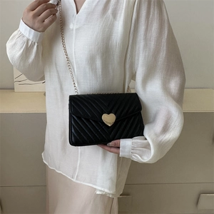Borsa a tracolla alla moda in ecopelle nera con motivo a V e chiusura a cuore dorata