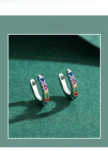 Gros plan de boucles d'oreilles créoles en argent S925 aux zircons arc-en-ciel