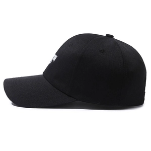 Berretto da baseball in cotone nero con ricamo bianco laterale e visiera curva