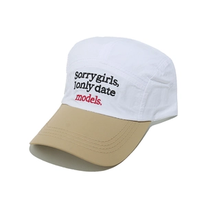 Detailaufnahme der Five-Panel-Cap mit khakifarbenem Schirm und Slogan-Stickerei