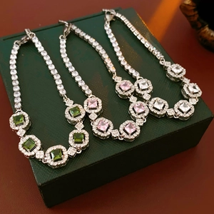 Détail de bracelets tennis en zircon en vert rose et blanc sur une boîte à bijoux