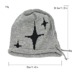 Gray knitted beanie with black star pattern showing 28.5x29cm dimensions and 115g weight