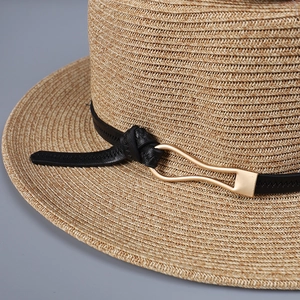 Chapeau de paille français à bord plat avec ruban en cuir noir et boucle dorée