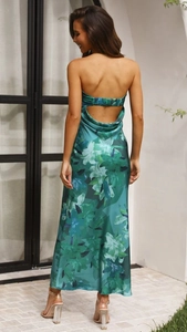 Dettaglio dell'elegante design schiena scoperta su questo abito lungo in raso a fiori