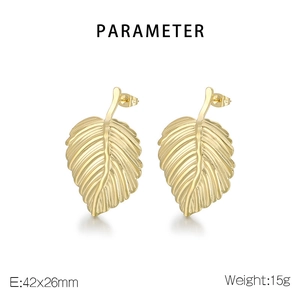 Detail showing dimensions 42x26mm and 15g weight for golden leaf-shaped earrings