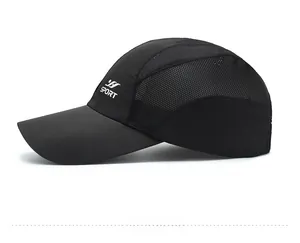 Dettaglio del tessuto a rete traspirante sul cappello sportivo nero con logo H SPORT