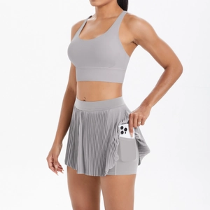 Détail d'une jupe de tennis plissée avec poche intégrée pour ranger un smartphone