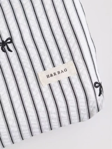 Trousse à maquillage blanche en seersucker avec broderie nœud et rayures noires