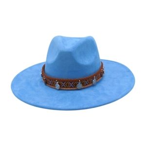 Détail d'un chapeau fedora bleu ciel à large bord avec ruban ethnique et breloques