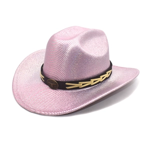 Détail macro du chapeau de cowboy rose métallique avec emblème de taureau longhorn bronze