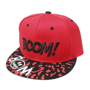 Detail der roten Snapback-Kappe mit 3D-BOOM-Stickerei und Graffiti-Muster auf dem Schirm
