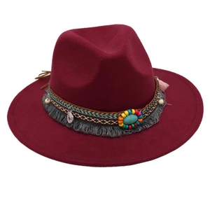 Dettaglio di un cappello Fedora bordeaux con fascia etnica di perline e pietra turchese