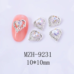 Detaillierte Nahaufnahme der 10x10mm herzförmigen Nagelanhänger mit Love-Motiv und AB-Strass