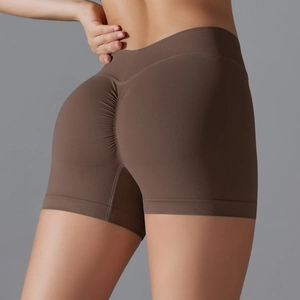 Détail du short de yoga marron café avec effet froncé et tricot sans couture au dos