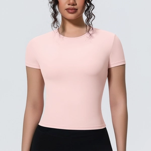 Gros plan sur un t-shirt de yoga rose en tissu respirant et extensible à séchage rapide