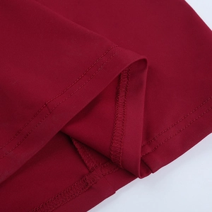 Detalle de costura doble y remallado en el dobladillo del vestido de punto granate