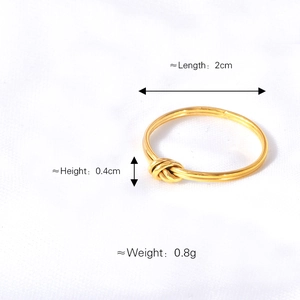 Minimalist knot ring in 18k gold plated titanium steel with dimensions 2cm and 0.8g