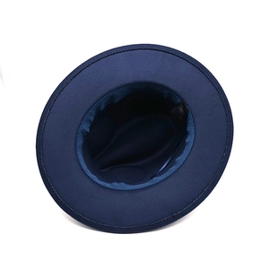 Dettaglio dell'interno del cappello fedora blu scuro con etichetta in 65% cotone e 35% poliestere