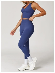 Detail of high-waist seamless yoga pants with ribbed texture in deep blue color