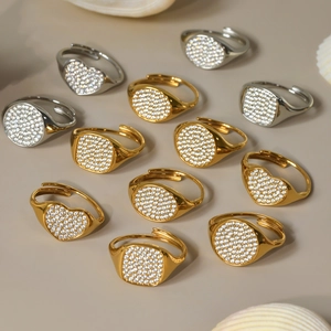 Funkelndes Set aus geometrischen Herz- und Ovalringen mit 5A-Zirkonia, gold- und versilbert