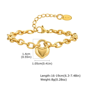 Dettaglio del bracciale con lucchetto a cuore dorato, piastrina K18 e catena regolabile