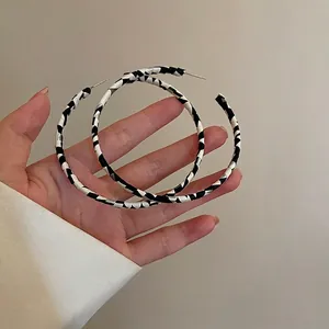 Orecchini a cerchio a C vintage francesi con trama in pelle intrecciata bianca e nera