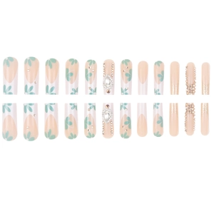 Nude-Glitzer-Nägel zum Aufkleben mit grünem Blumendesign und Tropfen-Strasssteinen