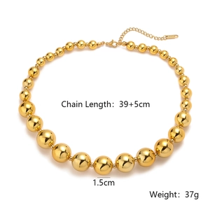 Detalle del collar de bolas chapado en oro 18K con esfera de 1,5cm y cadena de 39+5cm