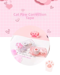 Nahaufnahme des süßen Katzenpfoten-Korrekturbandes mit rosa Gehäuse auf Notizbuch