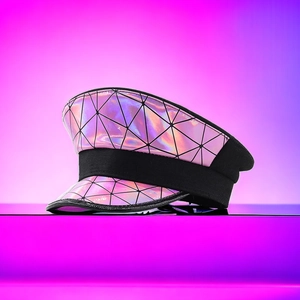 Détail du chapeau plat holographique laser avec des motifs géométriques noirs