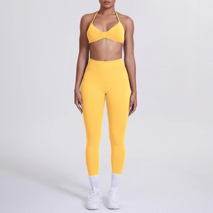 Vista frontale di set yoga giallo con reggiseno sportivo halter e leggings a vita alta