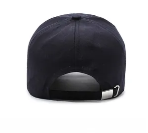 Vue arrière détaillée d'une casquette de baseball pour homme avec boucle en métal réglable