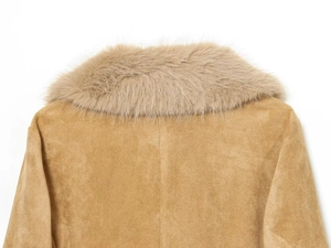 Détail de la veste en daim kaki avec un col épais en fausse fourrure et coutures précises