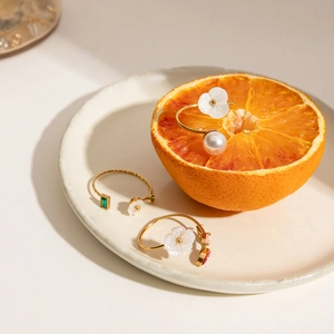 Adjustable 18K gold stainless steel rings with shell flowers and pearls on orange fruit