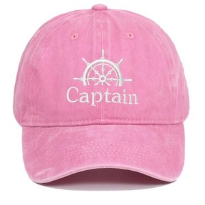 Detail der rosa gewaschenen Baseballkappe mit Captain-Stickerei und Steuerrad-Symbol