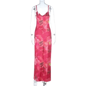 Détail du dos en V et de l'imprimé floral sur une longue robe d'été à bretelles