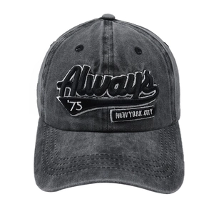 Dettaglio cappello baseball in denim vintage lavato con ricami 3D e scritte NY