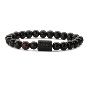 Detailansicht der Skorpion-Sternzeichen-Perle auf Tigerauge- und Onyx-Perlenarmband
