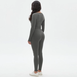 Détail du legging de yoga sans couture gris foncé avec couture en V pour l'effet push-up
