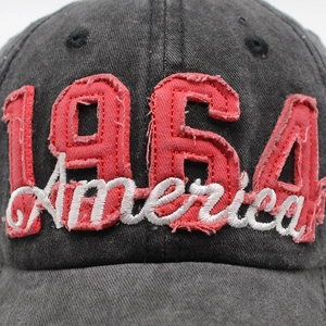 Dettaglio macro del ricamo vintage 1964 America su cappello in cotone denim lavato