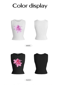 Λεπτομερής προβολή των ribbed crop tops σε λευκό και μαύρο με ροζ floral σχέδια