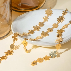 Klassische 18k goldene Edelstahlkette mit dreiundzwanzig kleinen Gänseblümchen-Anhängern