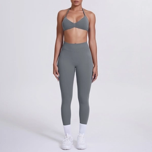 Dettaglio completo yoga grigio scuro con reggiseno sportivo capestro e leggings a vita alta