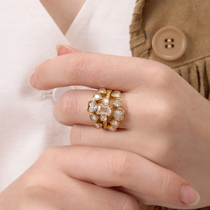 Set de tres anillos de acero inoxidable dorado con circonitas de corazón y rectangulares
