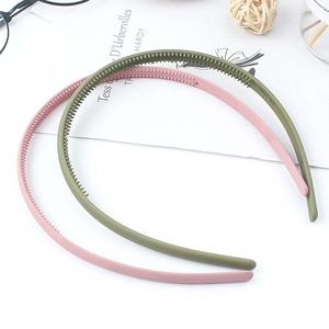 Minimalist matte hairbands in pink and green with anti-slip teeth for secure daily styling