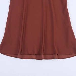 Robe midi rouge-brun foncé avec ourlet écharpe asymétrique en tissu soyeux