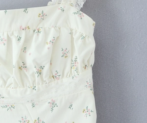 Macro detail van top met bloemenprint met kantafwerking en gesmokte stiksels vakmanschap