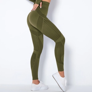 Detailansicht der nahtlosen High-Waist-Yogahose mit olivgrünen gestreiften Netzstrukturen