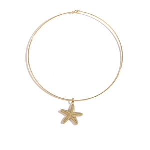 Collana minimalista con pendente a stella marina dorata e girocollo rigido su sfondo bianco