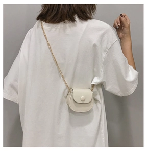 Vue détaillée du mini sac besace blanc crème avec bandoulière chaîne dorée en travers